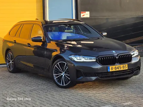BMW 5-serie Touring 520i Business Edition Plus / NAP / Aut / Camera / Memory / Leder / Navi / Led / 