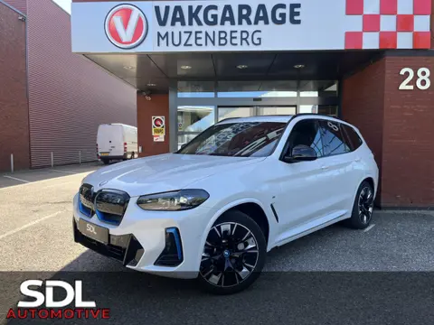 BMW iX3 High Executive M Sport Shadow Line 80 kWh // HUD-DISPLAY // SCHUIF-KANTELDAK // LEDER+ELEK. 