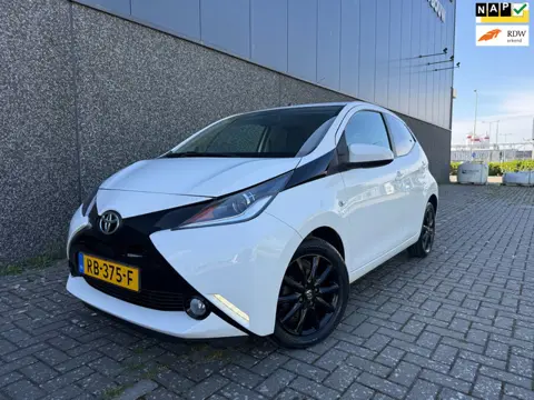 Toyota Aygo 1.0 VVT-i x-sport/Nieuwe APK en beurt/Dealer OH/Camera/