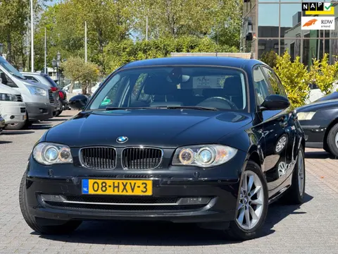 BMW 1-serie 118i Business Line | Automaat | Navigatie scherm | Xenon | Parkeersensoren | Trekhaak | 