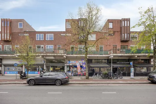 Woning aan de Pieter Calandlaan te Amsterdam