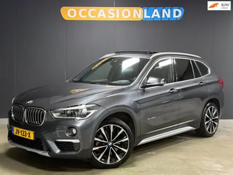 BMW X1 SDrive20i Centennial High Executive|PANO|PDC|KEYLESS|HUD|STOELV|LEDER|SFEER|CRUISE|TREKHAAK|L