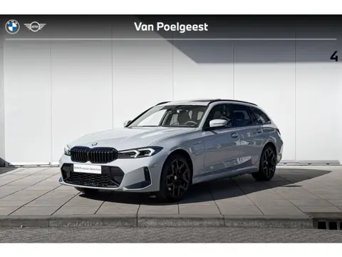 BMW 3 Serie Touring 330e xDrive M-Sport Pro / 19" / Trekhaak / Getinte Ramen / Glazen schuifdak