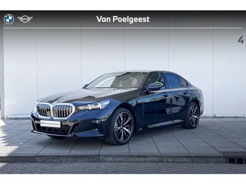 BMW 5 Serie Sedan 530e M-Sport / Trekhaak / Glazendak / 20 inch / Driving Assistant Plus