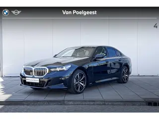 BMW 5 Serie Sedan 530e M-Sport / Trekhaak / Glazendak / 20 inch / Driving Assistant Plus