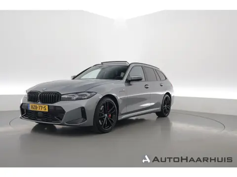 BMW 3 Serie Touring 330e M-Sport Pro | Rijklaar! | Pano | Widescreen | ShadowLine | HUD | Camera+PDC