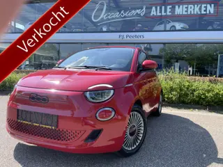 Fiat 500E Red 42 kwh Achteruitrijcamera - Airco - Parkeersensor achter - Navigatiesysteem - Apple ca