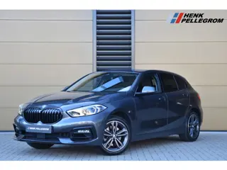 BMW 1-serie 118i Executive Edition * Privacy Glass * Sportstoelen * Sportstuur * DAB * Live cockpit 
