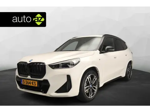 BMW iX1 xDrive30 M-sportpakket / SoH 95,1% / Panoramadak / Trekhaak / Sportstoelen / LED / Park assi