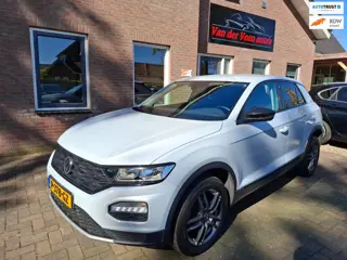 Volkswagen T-Roc 1.0 TSI Style Business metallic grijs. o.a. carplay, stoelverwarming, navi, pdc. Ze