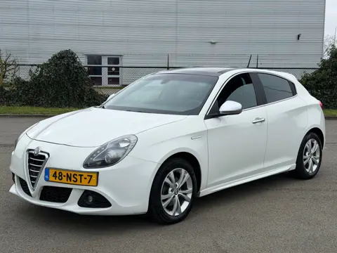 Alfa Romeo Giulietta 1.6 JTDm Distinctive PANO - NAVI
