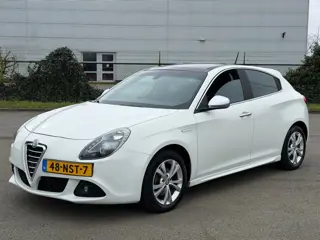 Alfa Romeo Giulietta 1.6 JTDm Distinctive PANO - NAVI