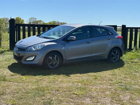 Hyundai i30 1.6 GDI i-Motion Plus lichtmetalen velgen. stuurwielbediening. cruise control. camera.