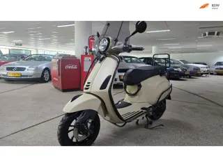 Vespa Bromscooter Primavera 50. Nieuwstaat! 1000km dikke uitvoering! Kleur Dessert storm!