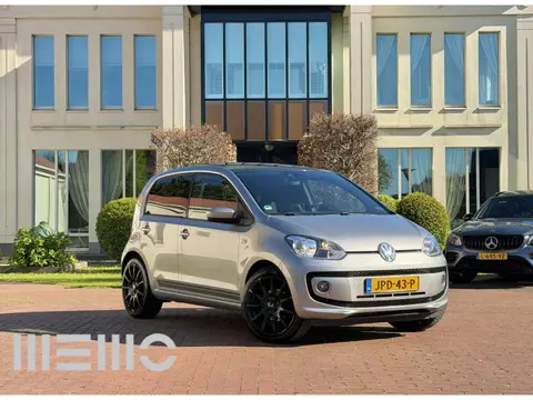 Volkswagen Up! 1.0 groove up! BlueMotion  - Fender instalatie - Cruise - Panoramadak
