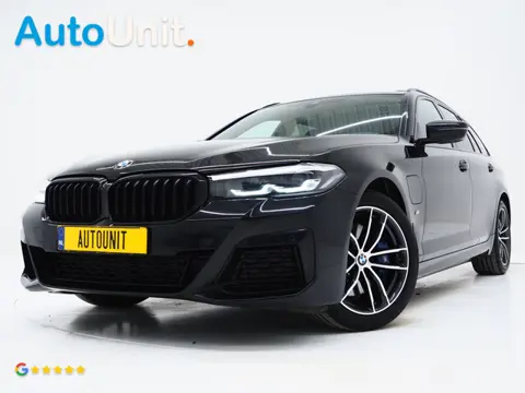 BMW 5 Serie Touring 530e M Sport Shadow Line | Panoramadak | Trekhaak | Keyless | Sportstuur | Sfeer