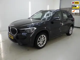 BMW X1 SDrive18i Executive Edition / Vol-leder / Full-Navigatie / PDC / ECC / 17"LMV / LED / ORIG-NL