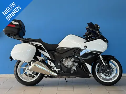 Honda VFR 1200 F DCT ABS | Lees de Tekst! | TomTom | Top Koffer | Zijkoffers | Originele uitlaat | O