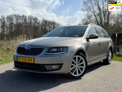 Skoda Octavia Combi 1.4 TSI Greentech Elegance Businessline / NL Auto / Automaat / Airco / Navi / El
