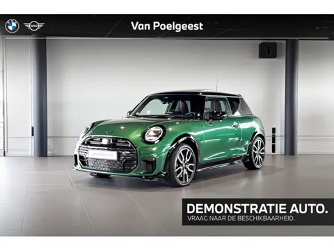 Mini 3-deurs 2.0 Cooper S Favoured M | Glazen Panoramadak | Harman Kardon | Stoelverwarming | Head-U