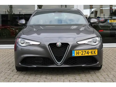 Alfa Romeo Giulia 2.0T Super | Veloce interieur | Stuur\stoel verwarming | Xenon | Regen\lichtsensor