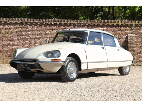 Citroën DS20 Pallas "Beige Albatros" You would buy the Pallas just for the history file alone!, File