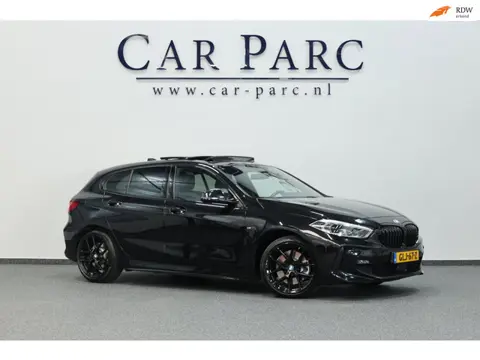 BMW 1-serie 120i M-SPORT 178+PK LED+XENON/HUD/VIRTUAL/SFEER/PANORAMADAK/HALF LEDER+S.VERWARMING/LMV/