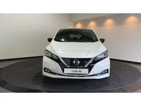 Nissan Leaf Tekna 40 kWh Leer | Navigatie | LED | Trekhaak | SOH 86,1% dak zwart