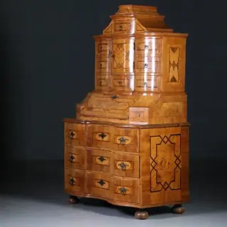 18e eeuwse  tabernakelkast barok orgel gebogen in noten met wortelnoten en o.a. ebbenhout