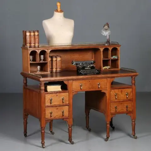 Art &amp; Crafts bureau ca. 1890 met opzet deel en open vakken