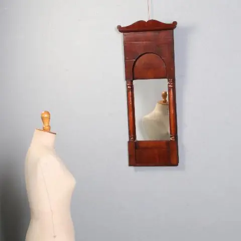 Biedermeier spiegel getoogd en met zuiltjes in donker bloemmahonie ±1830