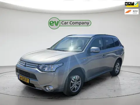 Mitsubishi Outlander 2.0 PHEV Business Edition | Camera | Cruise Control | All-seasons | Climate Con