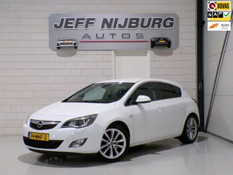 Opel Astra 1.6 Turbo Cosmo "Origineel NL!" Xenon Leer Stoelverwarming Bluetooth Navigatie Cruise-con