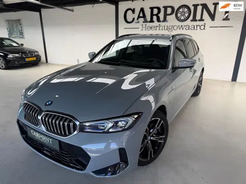 BMW 3-serie Touring 330e M-Sportpakket Plug in Hybride Camera Leer Head Up Brooklyn Grijs DAB
