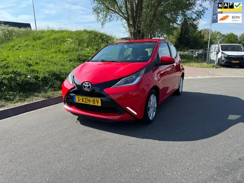 Toyota Aygo 1.0 VVT-i x-play Navi,Camera,tel