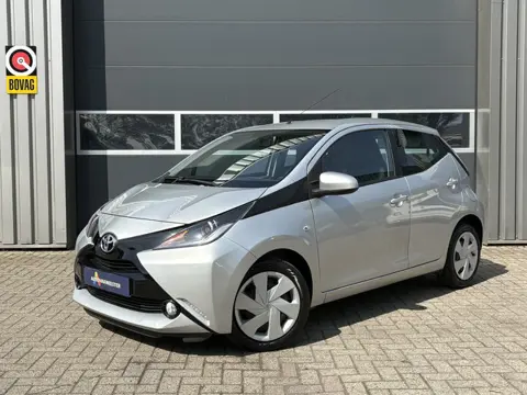 Toyota Aygo 1.0 VVT-i x-play | Airco | Camera | Cruise Control | Scherm | Bluetooth | All Season | I