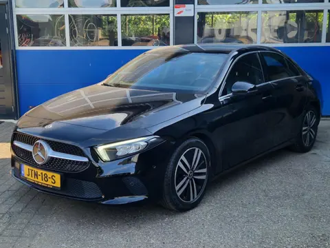 Mercedes-Benz A-klasse 200 Automaat / Wegklapbare trekhaak / Led verlichting / Camera / Stoelverwarm