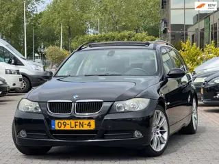 BMW 3-serie Touring 320i High Executive | Panoramadak | Leder | Parkeersensoren | 18 inch | Trekhaak