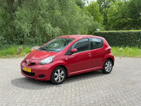 Toyota Aygo 1.0-12V Aspiration Red AIRCO I LEER I 5DRS I INRUILKOOPJE
