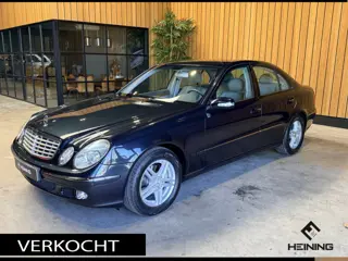 Mercedes-Benz E-Klasse 240 Elegance Automaat. Youngtimer. BTW auto met slechts 104000 km !!
