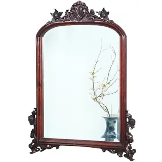 Getoogde mahonie schouwspiegel met gestoken onderhoeken en kroon