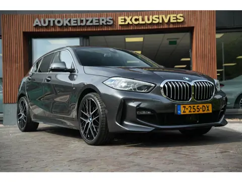 BMW 1-serie 118i High Executive M Pakket Panoramadak Cruise Stoelverw. LED 19''LM