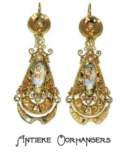 Een set antieke of vintage oorhangers voor een uitzonderlijk