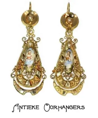 Een set antieke of vintage oorhangers voor een uitzonderlijk