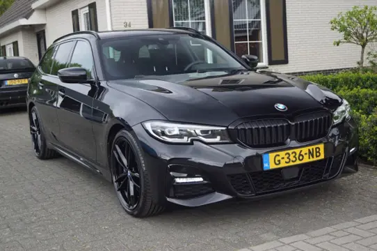 BMW 3-SERIE 330I M pakket (258pk) NL Auto Leer/Trekhaak/HIFI/LED/19inch