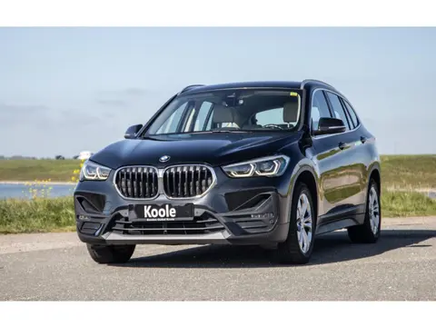 BMW X1 xDrive25e Executive BEIGE LEER / CAMERA / CARPLAY / HEAD UP DISPLAY / LED / CRUISE CONTROLE /