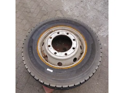 vrachtwagen trekas band 265/70 R19,5
