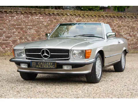 Mercedes-Benz 500-serie 560 SL "Rauchsilber with Palomino interior" Originality beats everything - E