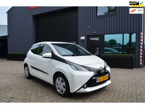 Toyota Aygo 1.0 VVT-i x-play | Navi | Camera| Airco | NAP | 2e eigenaar