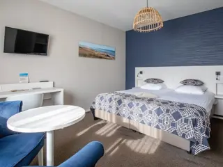 Ruime hotelkamer op 10 minuten lopen van het strand